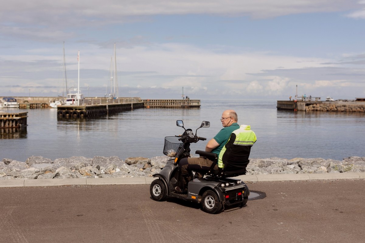 - Jeg har flere gange holdt helt ude på kajkanten på havnen i Sæby på min invalidescooter og tænkt: “Nu kører jeg i”. Jeg er fuldstændig færdig efter de mange års kamp og ventetid og ønsker mig bare over på kirkegården, siger Erik Schack.